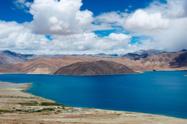Ladakh, Hindistan - Ladakh, Jammu ve Kashmir 'deki Spangmik Köyü' nden Pangong Gölü manzarası. Göl, Himalayalar 'da yaklaşık 4350 metre yükseklikte bulunan bir endorheik göl..