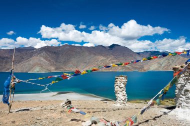 Ladakh, Hindistan - Ladakh, Jammu ve Kashmir 'deki Merak Köyü' nden Pangong Gölü manzarası. Göl, Himalayalar 'da yaklaşık 4350 metre yükseklikte bulunan bir endorheik göl..