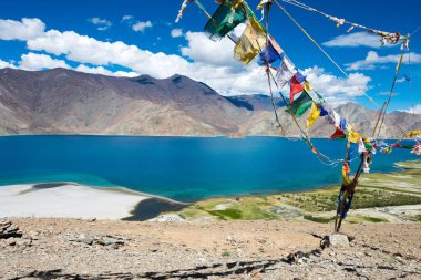 Ladakh, Hindistan - Ladakh, Jammu ve Kashmir 'deki Merak Köyü' nden Pangong Gölü manzarası. Göl, Himalayalar 'da yaklaşık 4350 metre yükseklikte bulunan bir endorheik göl..