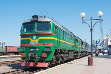 Chernivtsi, Ukrayna - Chernivtsi, Ukrayna 'daki Chernivtsi tren istasyonunda dizel lokomotif. Ukrayna Demiryolları 23.000 km 'nin üzerinde 1520 mm' lik demiryolu ağına sahip..