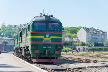 Chernivtsi, Ukrayna - Chernivtsi, Ukrayna 'daki Chernivtsi tren istasyonunda dizel lokomotif. Ukrayna Demiryolları 23.000 km 'nin üzerinde 1520 mm' lik demiryolu ağına sahip..