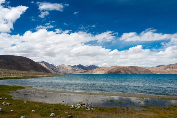 拉达克 Ladakh 从印度查谟和克什米尔拉达克的Maan和Spangmik之间的庞贡湖景观 该湖是喜马拉雅山的一个内河型湖泊 海拔约4350米 — 图库照片