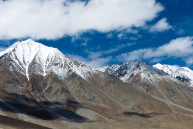 Ladakh, Hindistan - Ladakh, Jammu ve Kashmir 'deki Pangong Gölü yakınlarındaki Maan Köyü' nden güzel manzara.