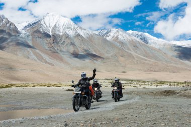 Ladakh, Hindistan - Ladakh, Jammu ve Kashmir 'deki Pangong Gölü yakınlarındaki süvariler.