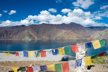 Ladakh, Hindistan - Ladakh, Jammu ve Kashmir 'deki Merak Köyü' nden Pangong Gölü manzarası. Göl, Himalayalar 'da yaklaşık 4350 metre yükseklikte bulunan bir endorheik göl..