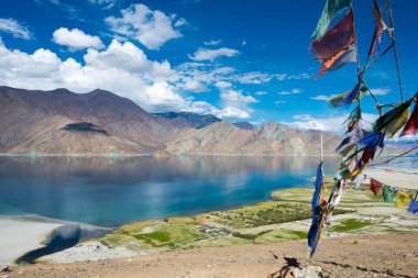 Ladakh, Hindistan - Ladakh, Jammu ve Kashmir 'deki Merak Köyü' nden Pangong Gölü manzarası. Göl, Himalayalar 'da yaklaşık 4350 metre yükseklikte bulunan bir endorheik göl..