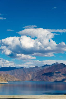 Ladakh, Hindistan - Ladakh, Jammu ve Kashmir 'deki Merak Köyü' nden Pangong Gölü manzarası. Göl, Himalayalar 'da yaklaşık 4350 metre yükseklikte bulunan bir endorheik göl..