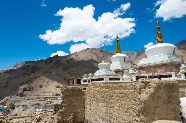 Ladakh, Hindistan - Ladakh, Jammu ve Kashmir, Hindistan 'daki Lamayuru Manastırı' ndaki (Lamayuru Gompa) Pagoda. Manastır aslında 10-11. yüzyılda inşa edildi..
