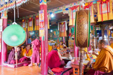 Ladakh, Hindistan - 20 Ağustos 2019 - Ladakh, Jammu ve Kashmir, Hindistan 'daki Likir Manastırındaki Budist Rahipler (Likir Gompa). Manastır 1065 yılında yeniden inşa edildi..