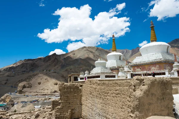 Ladakh, Hindistan - Ladakh, Jammu ve Kashmir, Hindistan 'daki Lamayuru Manastırı' ndaki (Lamayuru Gompa) Pagoda. Manastır aslında 10-11. yüzyılda inşa edildi..