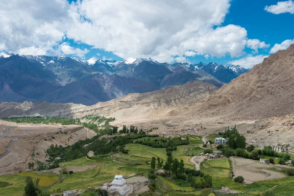 Ladakh, Hindistan - Ladakh, Jammu ve Kashmir 'deki Likir Manastırı' ndan (Likir Gompa) güzel manzara.