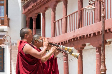 Ladakh, Hindistan - Ladakh, Jammu ve Kashmir 'deki Matho Gompa' daki keşişlerin ayini. Manastır aslında 14. yüzyılda inşa edildi..