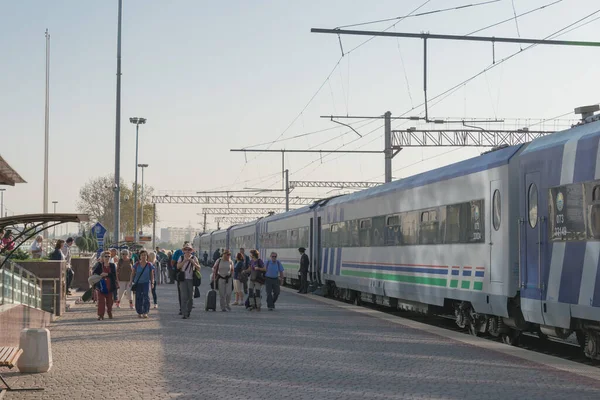 Taşkent, Özbekistan - Taşkent, Özbekistan 'daki Taşkent Güney Tren İstasyonu' nda yolcu treni.