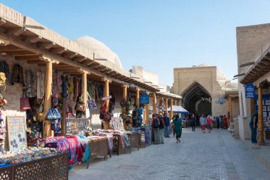 Buhara, Özbekistan - Buhara, Özbekistan 'daki Buhara eski kasabasında bir cadde. Buhara 'nın eski kenti Unesco Dünya Mirasları Alanıdır.