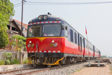 Pursat, Kamboçya - Pursat, Kamboçya 'daki Pursat tren istasyonunda Battambang' a giden tren. Kamboçya 'da 612 km' lik 1000mm 'lik demiryolu ağı var..
