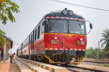 Pursat, Kamboçya - Pursat, Kamboçya 'daki Pursat tren istasyonunda Battambang' a giden tren. Kamboçya 'da 612 km' lik 1000mm 'lik demiryolu ağı var..