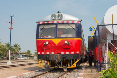 Battambang, Kamboçya - Kamboçya 'daki Battambang tren istasyonunda Phnom Penh' e giden tren. Kamboçya 'da 612 km' lik 1000mm 'lik demiryolu ağı var..