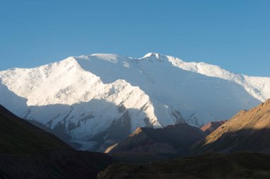 Osh, Kırgızistan - Kırgızistan 'daki Alay Vadisi' nde Lenin Tepesi Sabah Güneşi Manzarası (7134 metre). Kırgızistan 'daki Pamir Dağları.