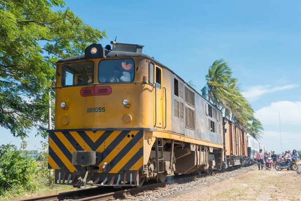 Kamboçya, Kamboçya Kamboçya 'daki Kampot tren istasyonunda dizel lokomotif. Kamboçya 'da 612 km' lik 1000mm 'lik demiryolu ağı var..