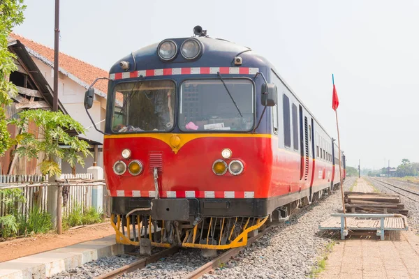 Pursat, Kamboçya - Pursat, Kamboçya 'daki Pursat tren istasyonunda Battambang' a giden tren. Kamboçya 'da 612 km' lik 1000mm 'lik demiryolu ağı var..