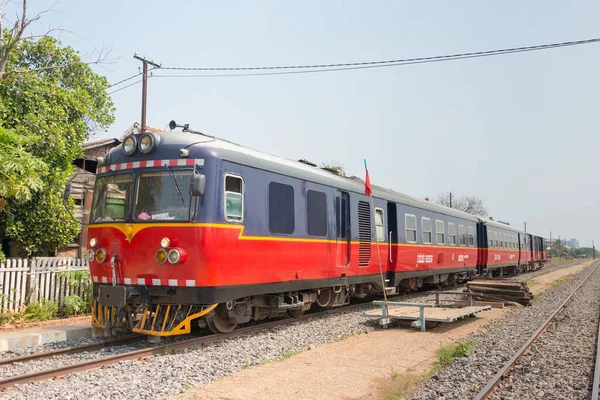 Pursat, Kamboçya - Pursat, Kamboçya 'daki Pursat tren istasyonunda Battambang' a giden tren. Kamboçya 'da 612 km' lik 1000mm 'lik demiryolu ağı var..