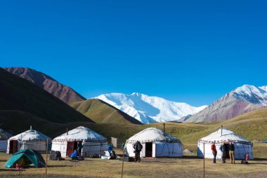 Osh, Kırgızistan - Kırgızistan 'ın Alay Vadisi' ndeki Tulpar Kol Gölü 'ndeki Turist Yurt Kampı' nda Lenin Tepesinin Sabah Manzarası (7134 metre). Kırgızistan 'daki Pamir Dağları.