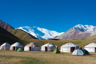Osh, Kırgızistan - Kırgızistan 'ın Alay Vadisi' ndeki Tulpar Kol Gölü 'ndeki Turist Yurt Kampı' nda Lenin Tepesinin Sabah Manzarası (7134 metre). Kırgızistan 'daki Pamir Dağları.