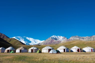 Osh, Kırgızistan - Kırgızistan 'ın Alay Vadisi' ndeki Tulpar Kol Gölü 'ndeki Turist Yurt Kampı' nda Lenin Tepesinin Sabah Manzarası (7134 metre). Kırgızistan 'daki Pamir Dağları.