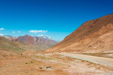 Kırgızistan-Tacikistan Sınırı - Kırgızistan, Pamir Dağları 'ndaki Pamir Otoyolu (M41 Karayolu) üzerinde Kyzylart Geçidi (4280 metre).