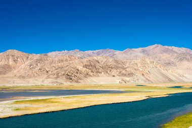 Pamir Dağları, Tacikistan - Gorno-Badakhshan, Tacikistan 'daki Yashilkul Gölü. Dünya Mirası Sahası Tacik Milli Parkı 'nda (Pamir Dağları) yer almaktadır.).