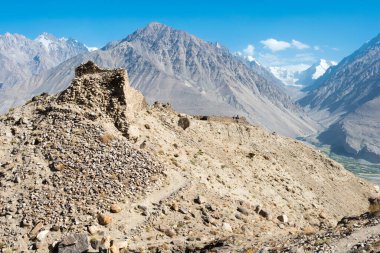 Pamir Dağları, Tacikistan - Gorno-Badakhshan, Tacikistan 'daki Wakhan Vadisi' ndeki Yamchun Kalesi kalıntıları. Tacikistan ve Afganistan sınırında yer almaktadır..