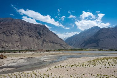Pamir Dağları, Tacikistan - Afganistan ve Panj nehri Wakhan Vadisi manzaralı Zugvand Köyü, Gorno-Badakhshan, Tacikistan. Tacikistan ve Afganistan sınırında yer almaktadır..