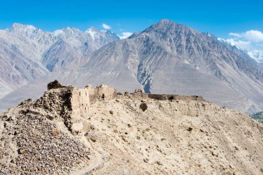 Pamir Dağları, Tacikistan - Gorno-Badakhshan, Tacikistan 'daki Wakhan Vadisi' ndeki Yamchun Kalesi kalıntıları. Tacikistan ve Afganistan sınırında yer almaktadır..