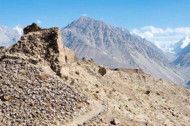 Pamir Dağları, Tacikistan - Gorno-Badakhshan, Tacikistan 'daki Wakhan Vadisi' ndeki Yamchun Kalesi kalıntıları. Tacikistan ve Afganistan sınırında yer almaktadır..