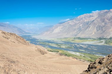 Pamir Dağları, Tacikistan - Yamchun, Gorno-Badakhshan, Tacikistan 'daki Wakhan Vadisi' ndeki Panj Nehri. Tacikistan ve Afganistan sınırında yer almaktadır..
