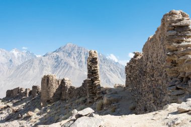 Pamir Dağları, Tacikistan - Gorno-Badakhshan, Tacikistan 'daki Wakhan Vadisi' ndeki Yamchun Kalesi kalıntıları. Tacikistan ve Afganistan sınırında yer almaktadır..