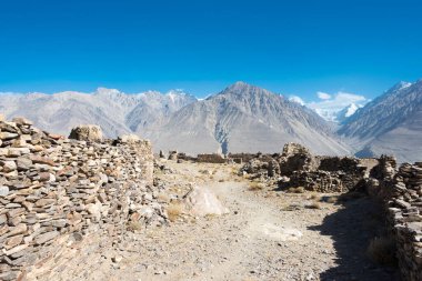 Pamir Dağları, Tacikistan - Gorno-Badakhshan, Tacikistan 'daki Wakhan Vadisi' ndeki Yamchun Kalesi kalıntıları. Tacikistan ve Afganistan sınırında yer almaktadır..
