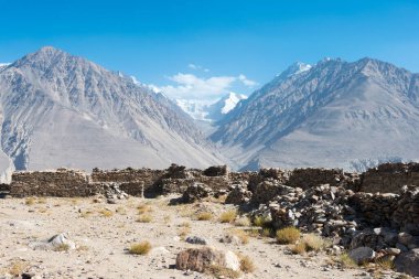 Pamir Dağları, Tacikistan - Gorno-Badakhshan, Tacikistan 'daki Wakhan Vadisi' ndeki Yamchun Kalesi kalıntıları. Tacikistan ve Afganistan sınırında yer almaktadır..