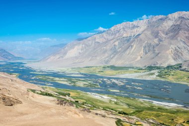 Pamir Dağları, Tacikistan - Yamchun, Gorno-Badakhshan, Tacikistan 'daki Wakhan Vadisi' ndeki Panj Nehri. Tacikistan ve Afganistan sınırında yer almaktadır..