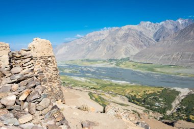 Pamir Dağları, Tacikistan - Yamchun, Gorno-Badakhshan, Tacikistan 'daki Wakhan Vadisi' ndeki Panj Nehri. Tacikistan ve Afganistan sınırında yer almaktadır..