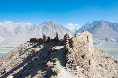 Pamir Dağları, Tacikistan - Gorno-Badakhshan, Tacikistan 'daki Wakhan Vadisi' ndeki Yamchun Kalesi kalıntıları. Tacikistan ve Afganistan sınırında yer almaktadır..