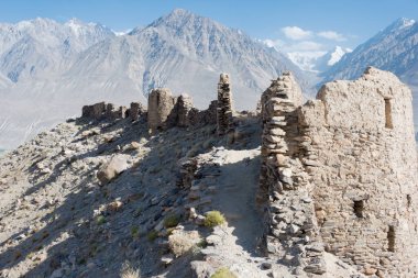 Pamir Dağları, Tacikistan - Gorno-Badakhshan, Tacikistan 'daki Wakhan Vadisi' ndeki Yamchun Kalesi kalıntıları. Tacikistan ve Afganistan sınırında yer almaktadır..