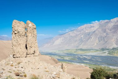 Pamir Dağları, Tacikistan - Yamchun, Gorno-Badakhshan, Tacikistan 'daki Wakhan Vadisi' ndeki Panj Nehri. Tacikistan ve Afganistan sınırında yer almaktadır..