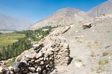 Ishkashim, Tacikistan - Ishkashim 'deki Wakhan Vadisi' ndeki Khaakha Kalesi kalıntıları, Gorno-Badakhshan, Tacikistan. Tacikistan ve Afganistan sınırında yer almaktadır..