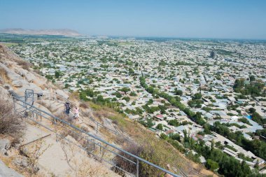 Osh, Kırgızistan - Kırgızistan 'daki Osh Dağı manzaralı Osh Şehri Panoraması.