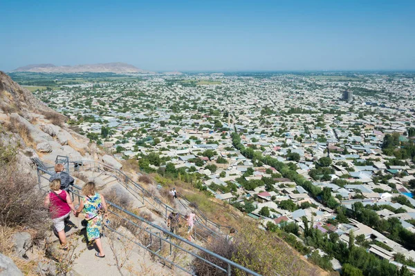 Osh, Kırgızistan - Kırgızistan 'daki Osh Dağı manzaralı Osh Şehri Panoraması.