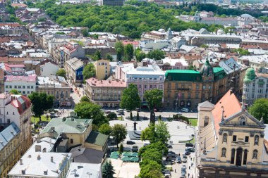 Lviv, Ukrayna - Ukrayna 'nın başkenti Lviv' deki belediye binasından şehir manzarası. Lviv, Dünya Mirası Bölgesi - L 'viv - Tarih Merkezi Topluluğu.