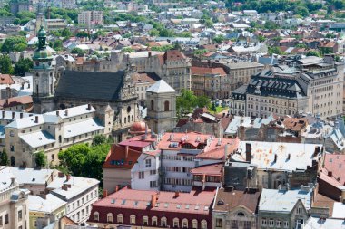 Lviv, Ukrayna - Ukrayna 'nın başkenti Lviv' deki belediye binasından şehir manzarası. Lviv, Dünya Mirası Bölgesi - L 'viv - Tarih Merkezi Topluluğu.