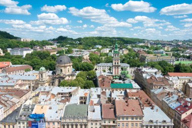 Lviv, Ukrayna - Ukrayna 'nın başkenti Lviv' deki belediye binasından şehir manzarası. Lviv, Dünya Mirası Bölgesi - L 'viv - Tarih Merkezi Topluluğu.