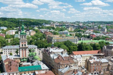 Lviv, Ukrayna - Ukrayna 'nın başkenti Lviv' deki belediye binasından şehir manzarası. Lviv, Dünya Mirası Bölgesi - L 'viv - Tarih Merkezi Topluluğu.